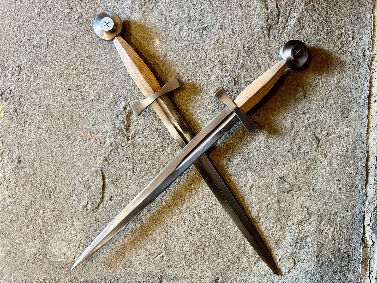 14thC Long Quillon two daggers crossing.