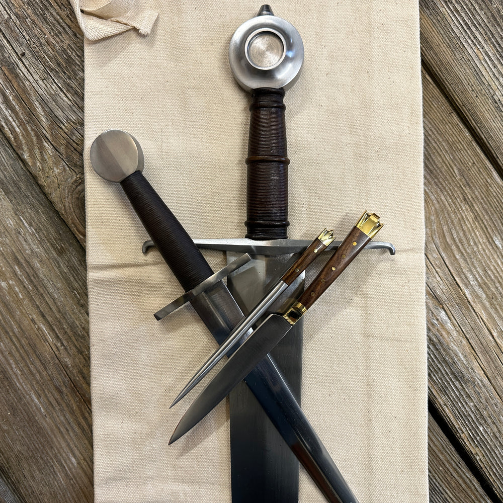 
                  
                    Castillon bundle with a sword, a quillon dagger and an eating set with knife and pricker. There is also a free cotton sword bag.
                  
                