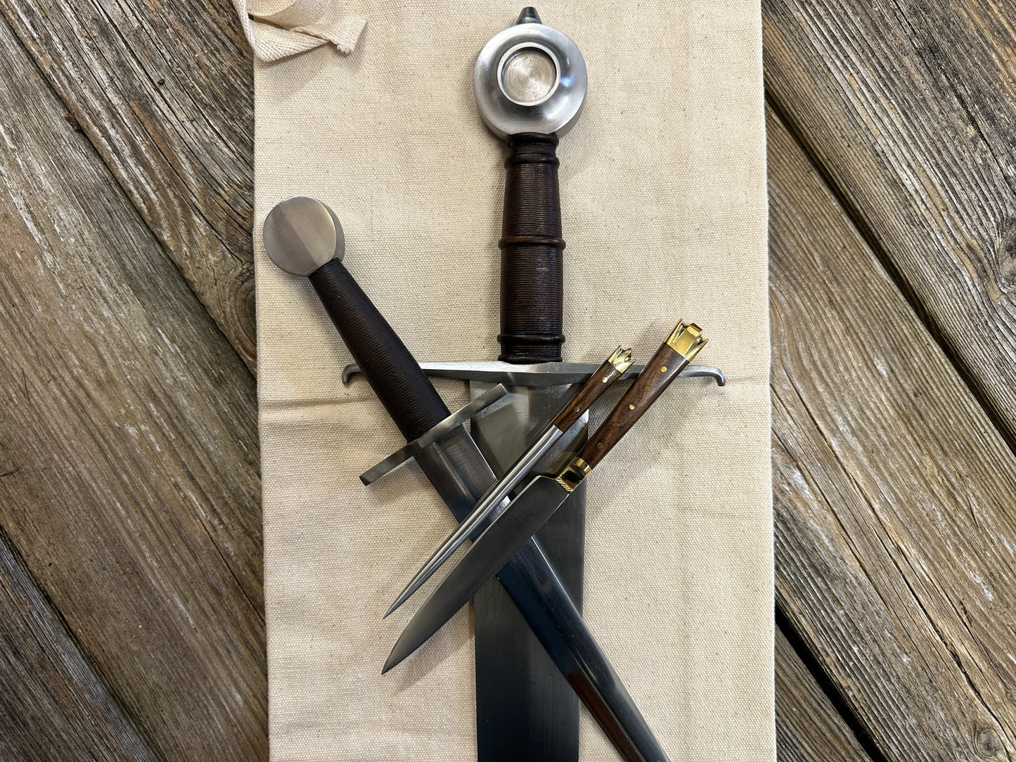 
                  
                    Castillon bundle with a sword, a quillon dagger and an eating set with knife and pricker. There is also a free cotton sword bag.
                  
                