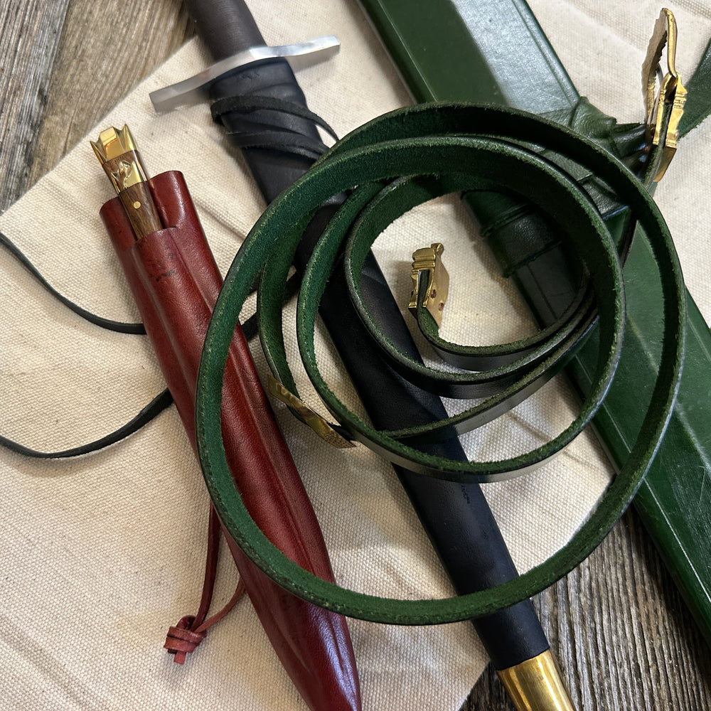 
                  
                    Castillon bundle with a sword and green scabbard, a quillon dagger with black scabbard and an eating set with knife and pricker and a red scabbard. There is also a free cotton sword bag.
                  
                