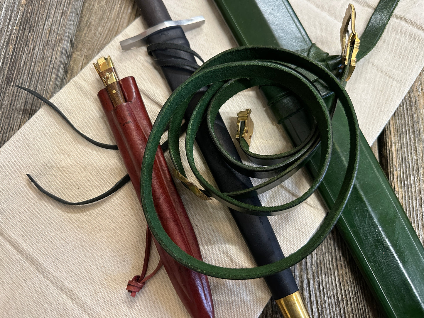 
                  
                    Castillon bundle with a sword and green scabbard, a quillon dagger with black scabbard and an eating set with knife and pricker and a red scabbard. There is also a free cotton sword bag.
                  
                