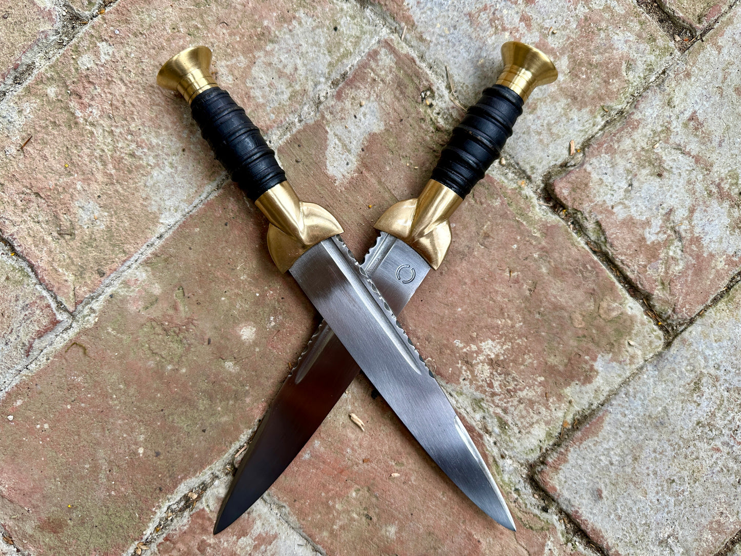 18thC short brass and black wood dirk. Two knives crossed. 