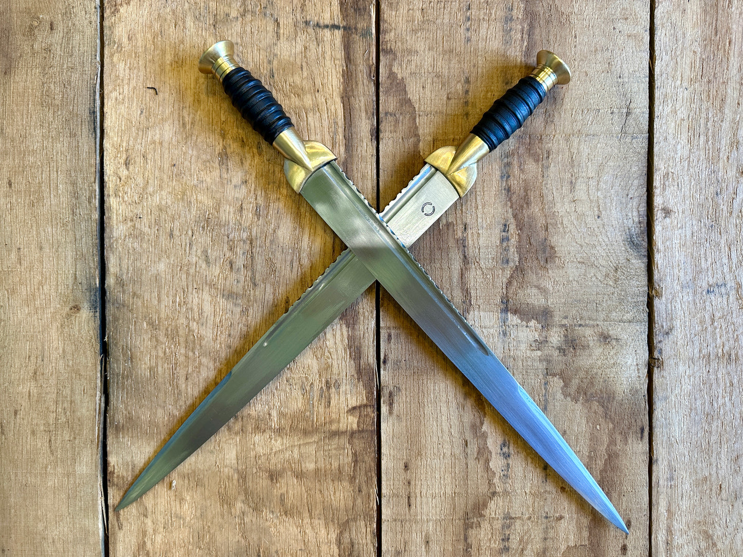 18thC long brass and wood dirk. Two knives crossed.