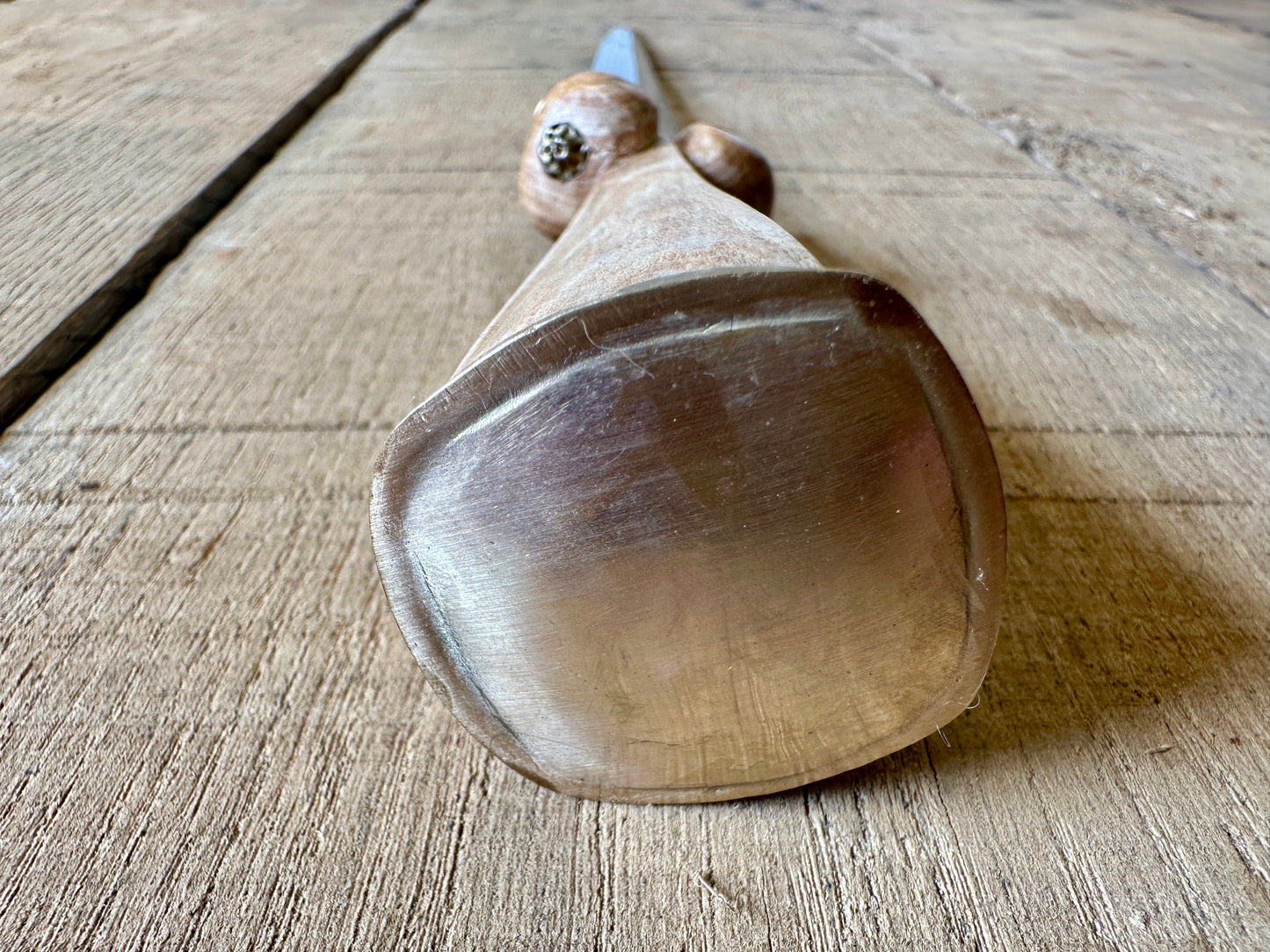 
                  
                    Simple Rothenburg Bollock Dagger. Close up of pommel cap in brass.
                  
                