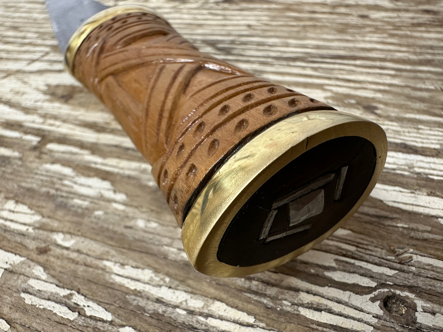 
                  
                    short irish skean close up of the pommel end showing the wedges
                  
                