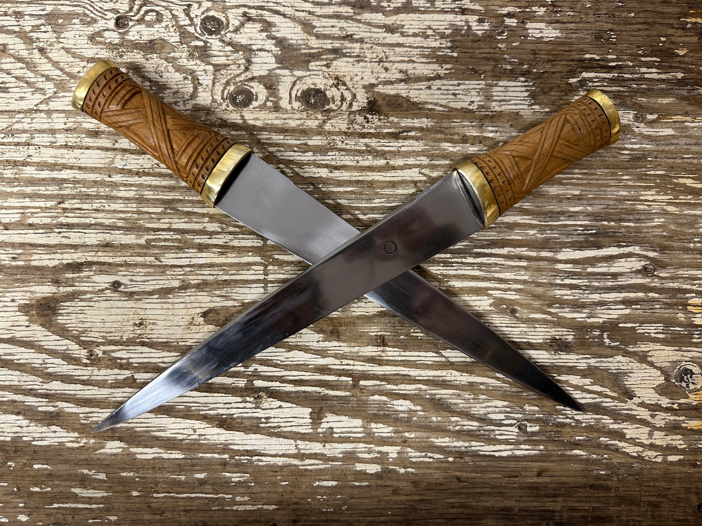 
                  
                    2x short irish skean crossed over each other. 
                  
                