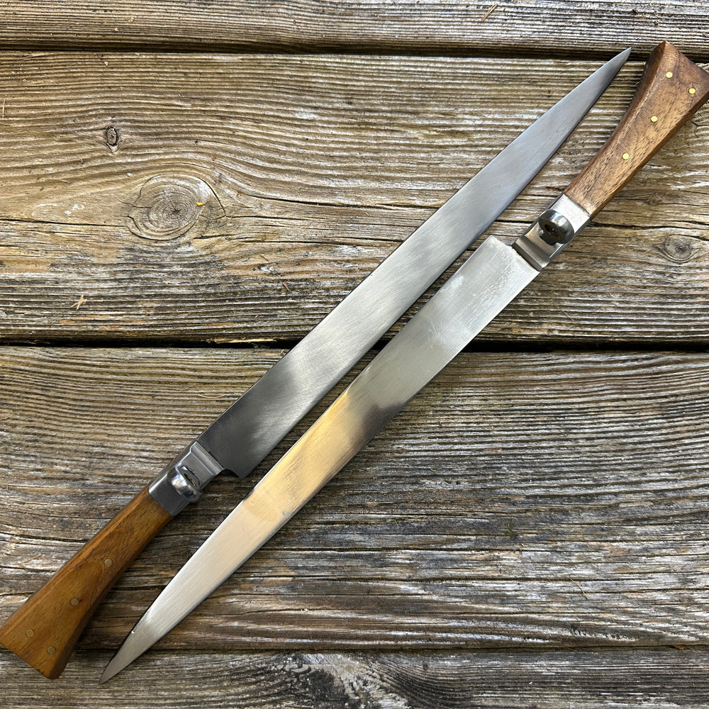 
                  
                    Rugger Bauernwehr. Two knives opposing.

                  
                