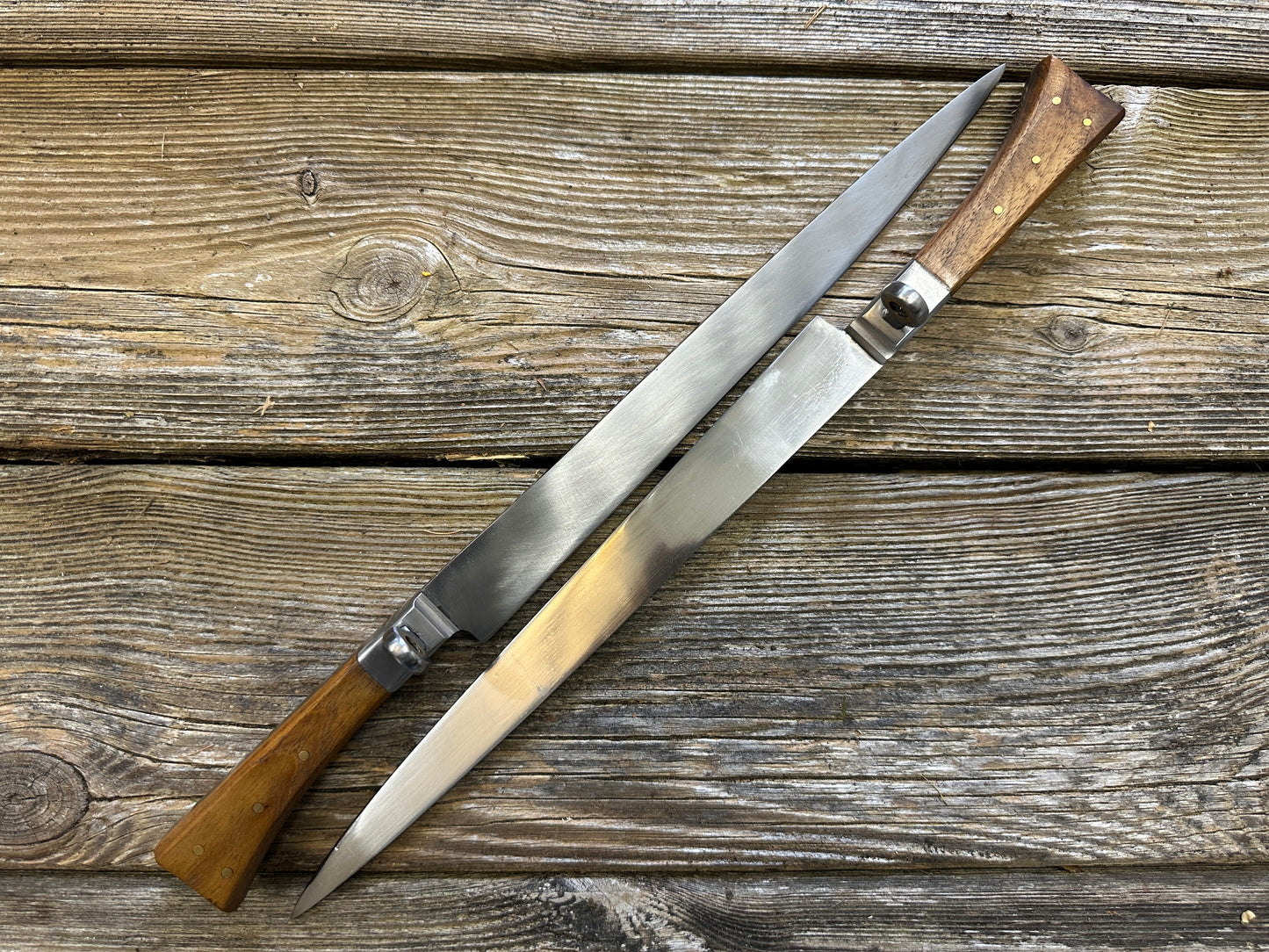 
                  
                    Rugger Bauernwehr. Two knives opposing.

                  
                