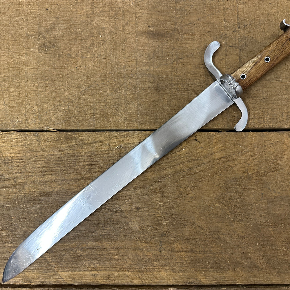 
                  
                    Messer with no scabbard 
                  
                