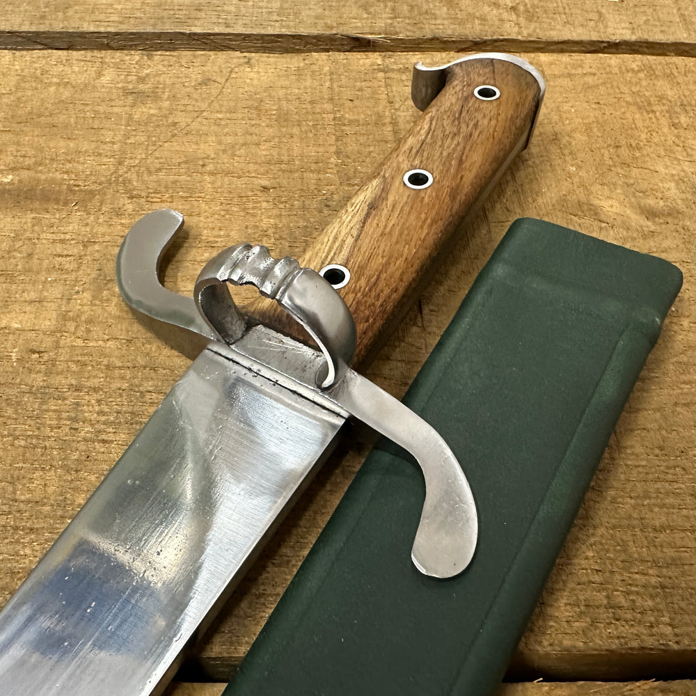 
                  
                    Messer with a green scabbard
                  
                