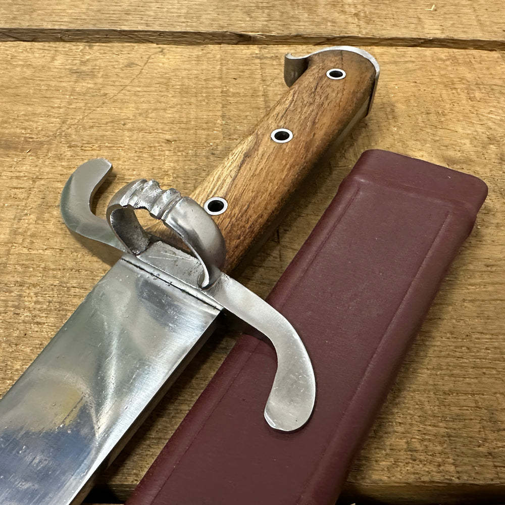 
                  
                    Messer with a red scabbard
                  
                