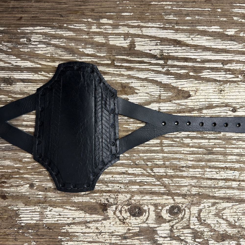 Rectangular archery bracer in black 