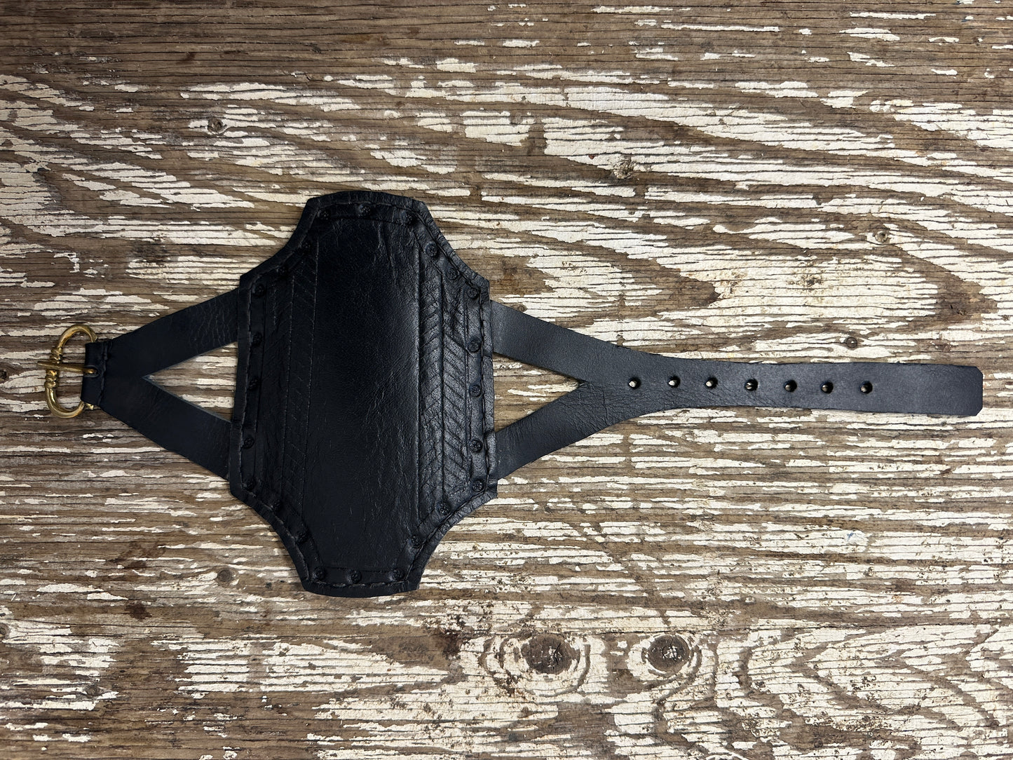 Rectangular archery bracer in black 