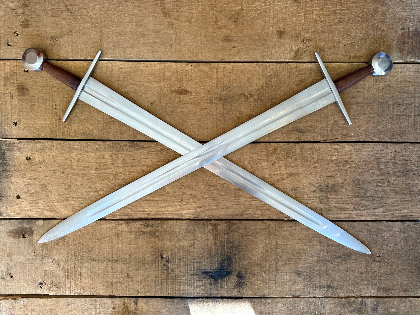 Type 13 Arming Sword. Two swords crossed.