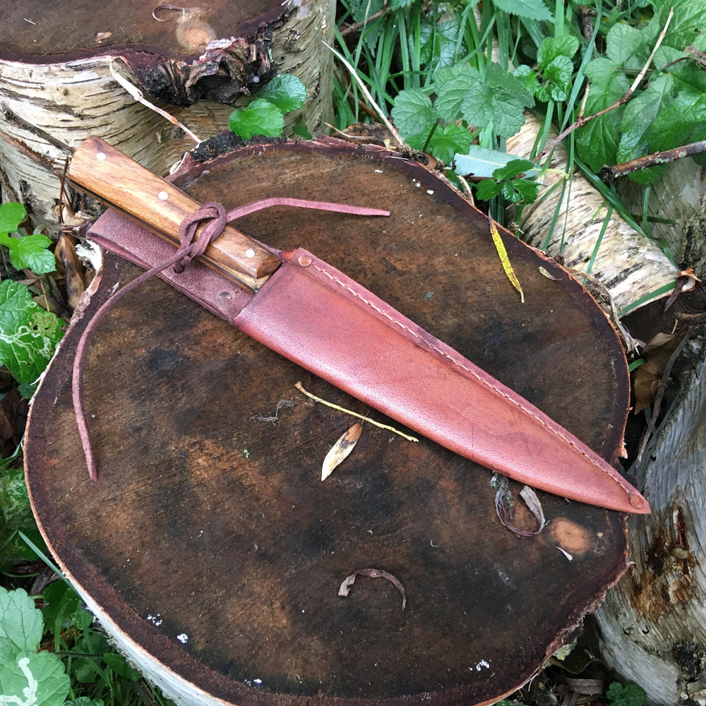 
                  
                    Sheffield trade knife on a tree stump
                  
                